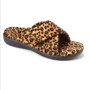 New in Box Vionic Relax slipper in leopard size 6